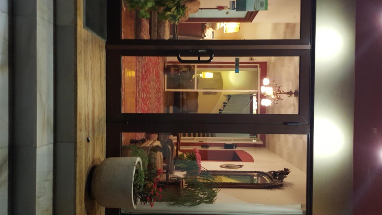 Hostal Residencia Catalina Palamós Exteriör bild