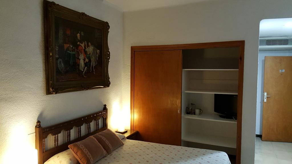 Hostal Residencia Catalina Palamós Exteriör bild