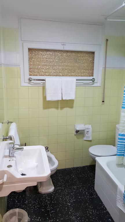 Hostal Residencia Catalina Palamós Exteriör bild