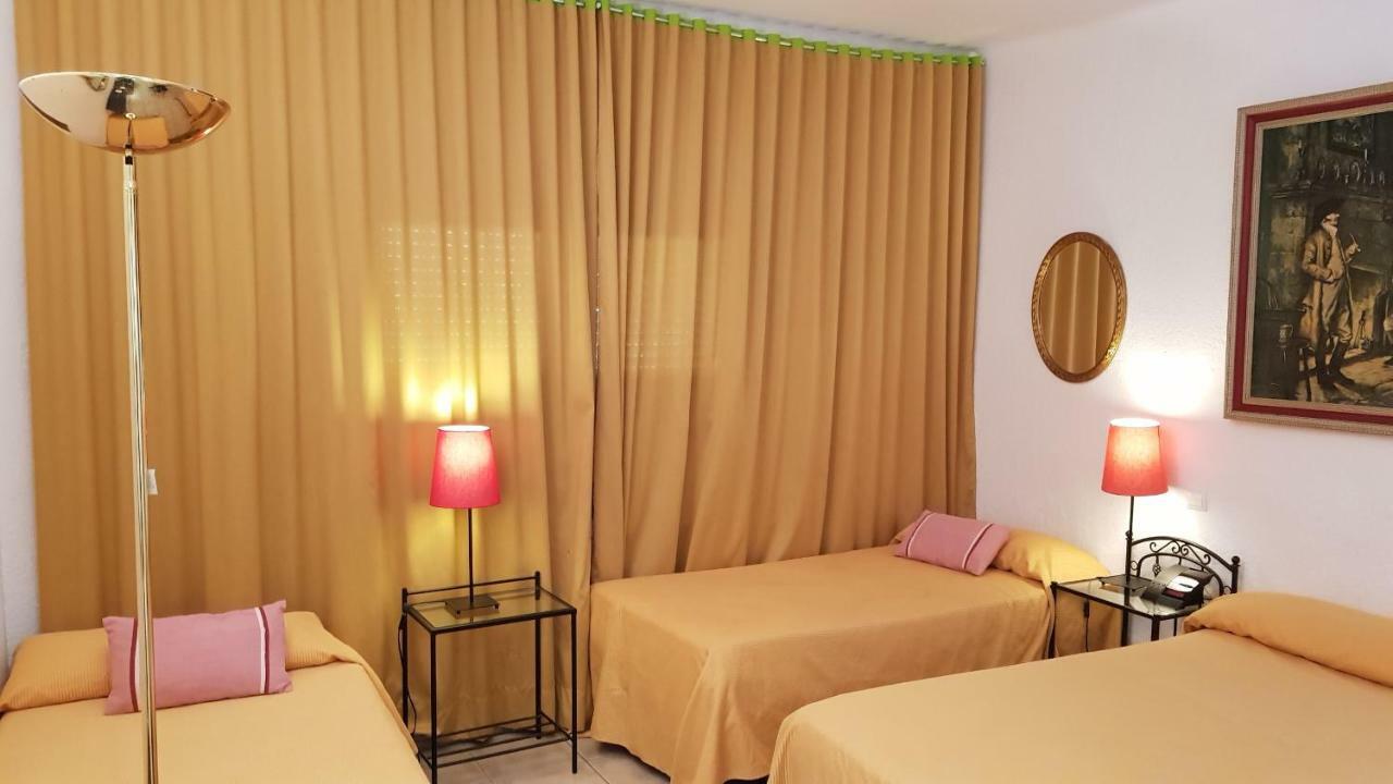 Hostal Residencia Catalina Palamós Exteriör bild